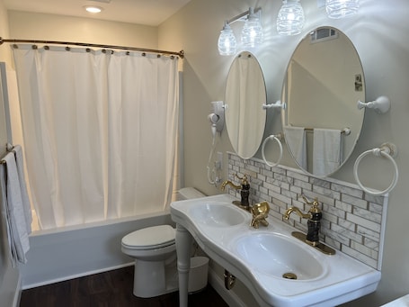 Room Number 3 | Bathroom. Holland Farmhouse Inn B & B