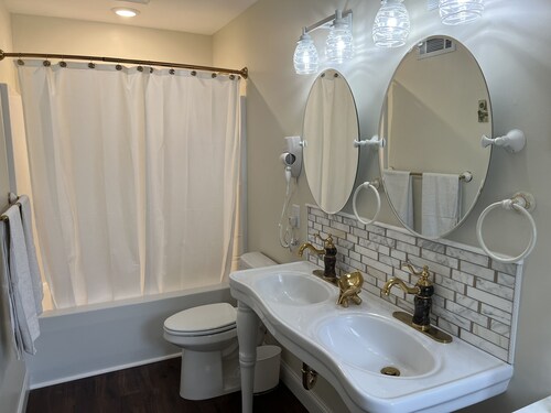 Holland Farmhouse Inn B & B