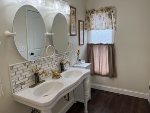 Room Number 3 | Bathroom | Combined shower/tub, hair dryer, towels, soap