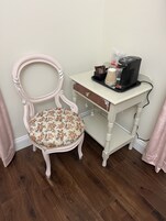 Room Number 1 | 特色装修、特色家居、笔记本电脑工作区、遮光窗帘