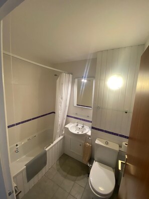 Ensemble baignoire-douche, séchoir à cheveux, serviettes fournies, savon
