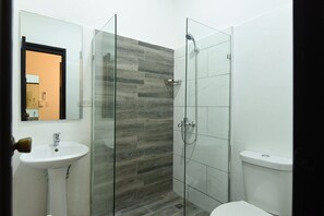 Quarto casal standard, 1 cama de casal | Banheiro | Chuveiro/banheira combinados, sabonete, papel higiênico 