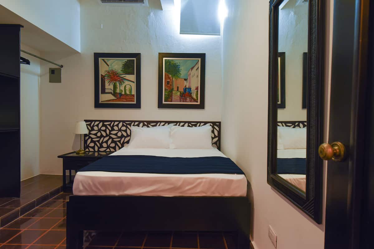 Kamar Double Standar, 1 Tempat Tidur Queen | Seprai premium, brankas, meja kerja, dan tirai kedap cahaya