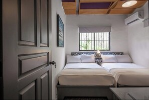 Ropa de cama de alta calidad y caja de seguridad en la habitación 