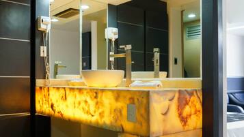 Regadera tipo lluvia y amenidades de baño de diseñador