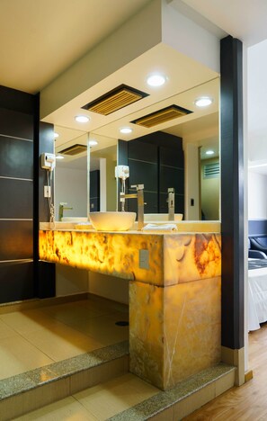 Rainfall showerhead, designer toiletries, hair dryer, bathrobes - Hotel Ibiza Plaza (Tlalnepantla de Baz)