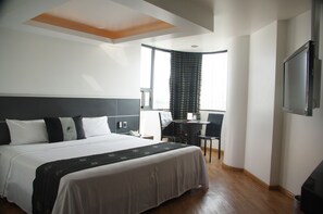 Basic Room | Premium bedding, in-room safe, individually decorated, desk - Hotel Ibiza Plaza (Tlalnepantla de Baz)
