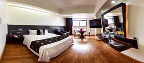Ropa de cama de alta calidad y caja de seguridad en la habitación 