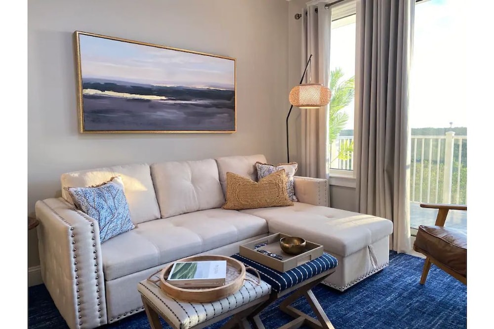 Renovated 1 BDR resort condo minutes from the beach