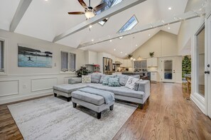 TV, fireplace, stereo - 5 Star, Brand New w/ 2 Masters, Theater, Lake Naomi Poconos (Pocono Pines)