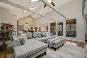 TV, fireplace, stereo - 5 Star, Brand New w/ 2 Masters, Theater, Lake Naomi Poconos (Pocono Pines)