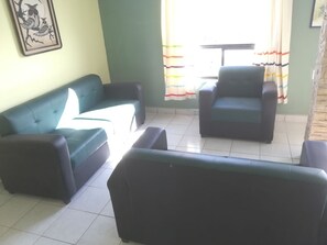 Leilighet – deluxe | Oppholdsområde | En 45-centimeters smart-TV med Parabol-TV