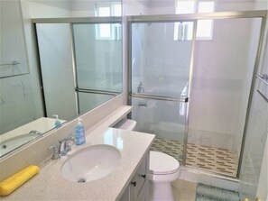 Baignoire, sèche-cheveux, serviettes fournies, savon