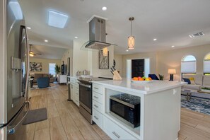 Frigorifero, microonde, forno, piano cottura