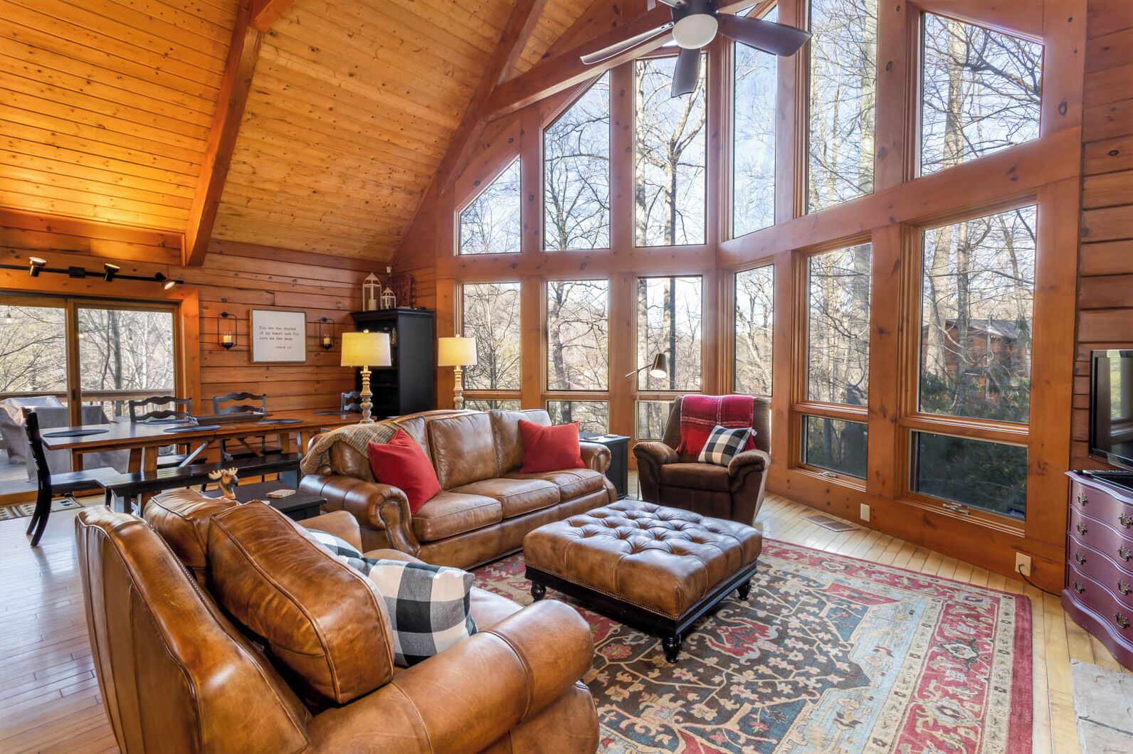 电视、壁炉、桌上足球、书