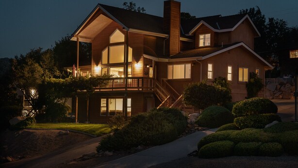 A two-story house with a balcony, large windows, and a chimney. - Epic Mountain View. Luxury House on a Hill. River 10 min (Kernville)