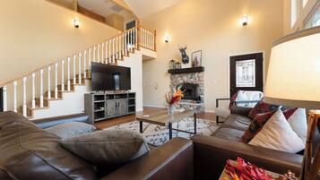 Älytelevisio, takka, pöytäjalkapallopöytä, kirjoja