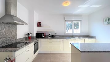 Een koelkast, een microgolfoven, een oven, een vaatwasser