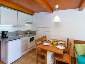 Een koelkast, een microgolfoven, een broodrooster, een kinderstoel