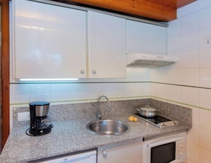 Een koelkast, een microgolfoven, een broodrooster, een kinderstoel