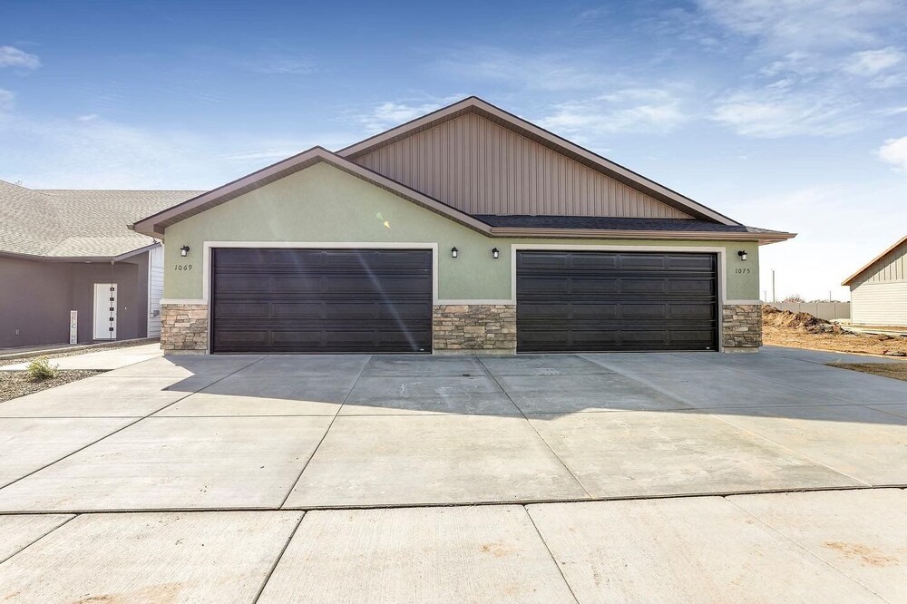 New construction duplex, clean & comfortable 1075