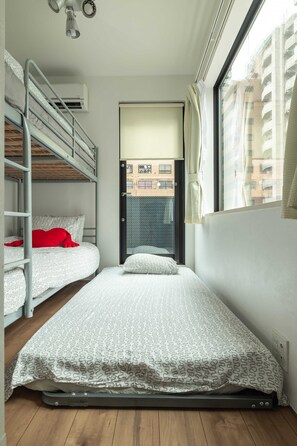 3 slaapkamers, een strijkplank/strijkijzer, reisbedje, wifi