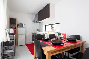 Geladeira, micro-ondas, cooktop, lava-louças