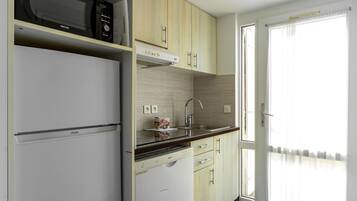 Een koelkast, een microgolfoven, een kookplaat, een vaatwasser