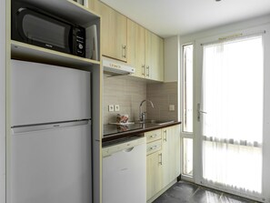 Kylskåp, mikrovågsugn, spishäll och diskmaskin