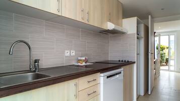 Fridge, microwave, stovetop, dishwasher