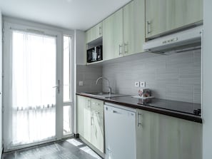 Réfrigérateur, micro-ondes, plaque de cuisson, lave-vaisselle