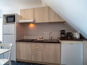 Kühlschrank, Mikrowelle, Herdplatte, Geschirrspüler