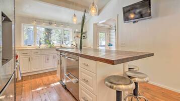 Fridge, microwave, stovetop, dishwasher