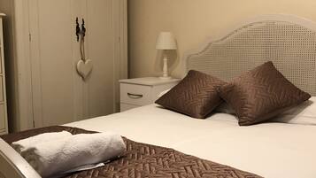 House | 4 bedrooms, iron/ironing board, free WiFi, bed sheets
