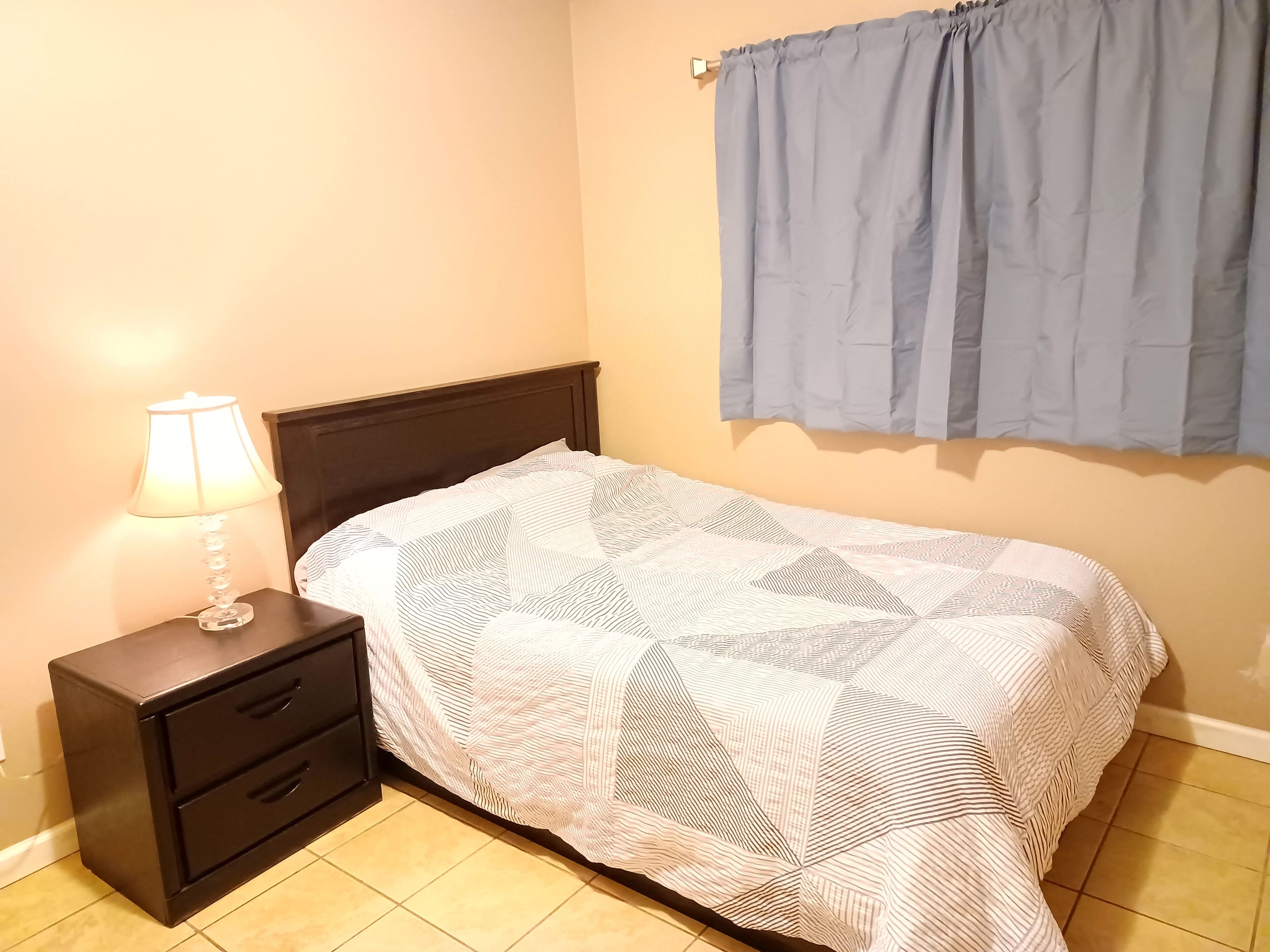 Central location, close to airport, I-25, hospitals, UNM, netflix, restos 42