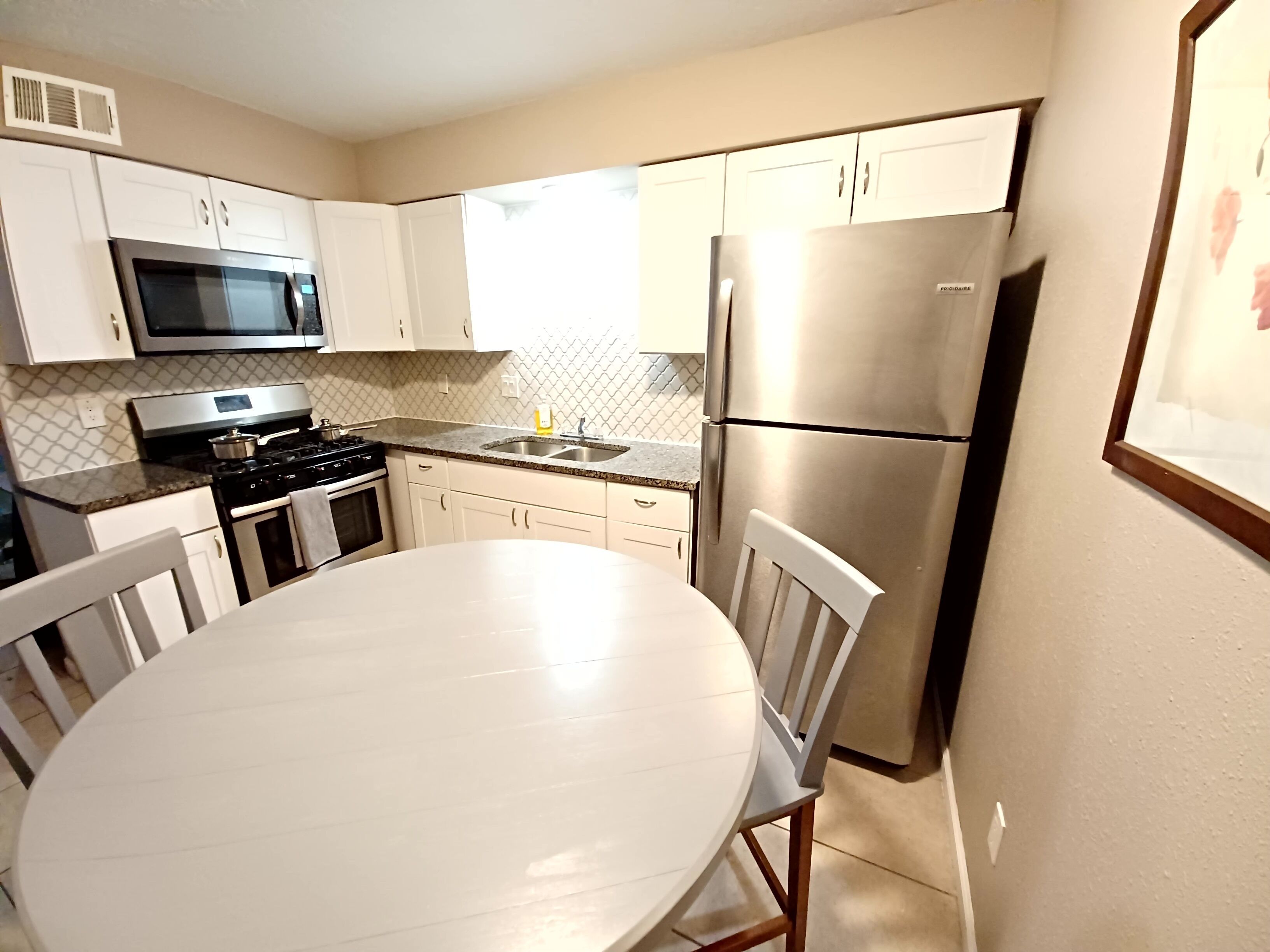 Central location, close to airport, I-25, hospitals, UNM, netflix, restos 42