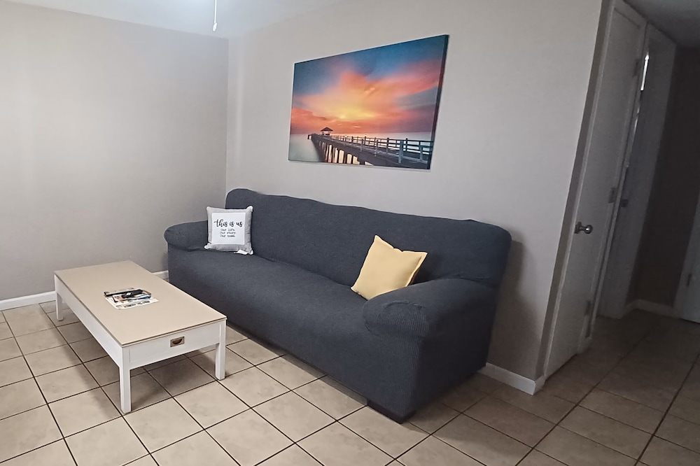 Central location, close to airport, I-25, hospitals, UNM, netflix, restos 42