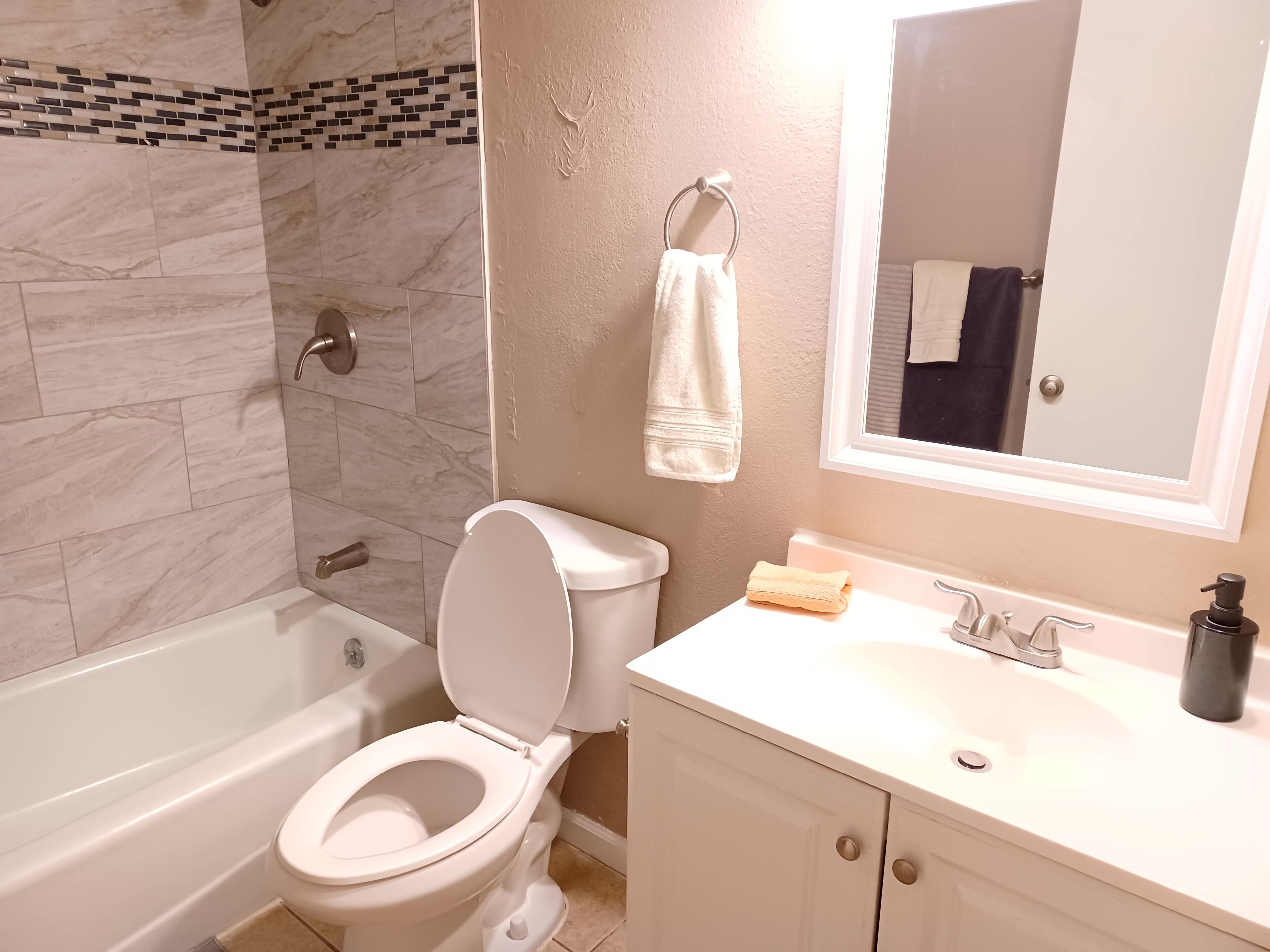 Central location, close to airport, I-25, hospitals, UNM, netflix, restos 42