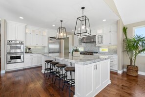 Fridge, microwave, oven, stovetop - Luxury Wine Country Retreat w/ Pool, Spa & Stunning Views — Minutes to Wineries! (Temecula)