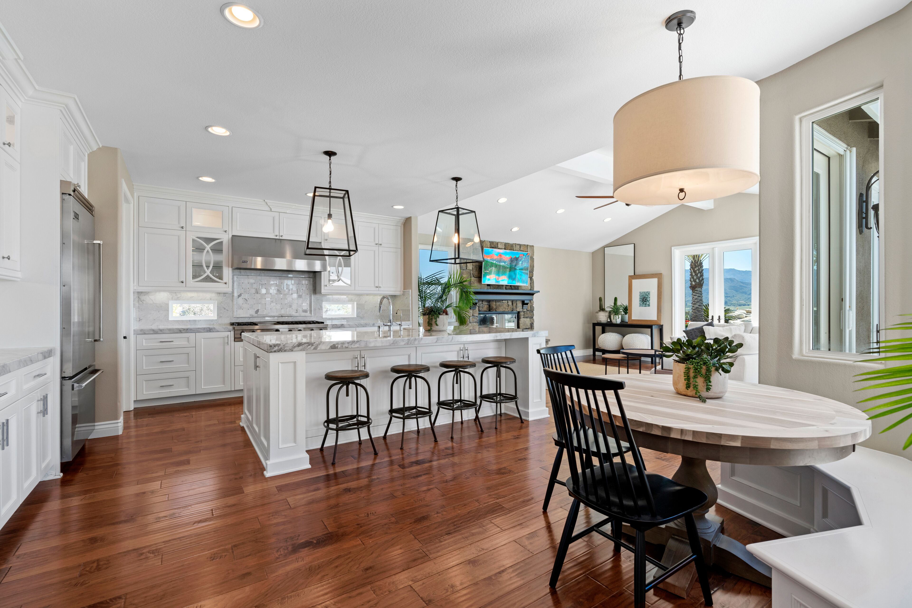 Luxury Retreat: Spectacular Views, Private Pool, and Modern Amenities -Book Now!