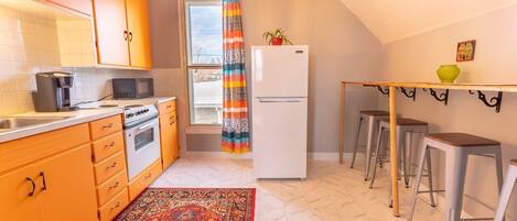 Geladeira, micro-ondas, fogão, cooktop