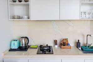 Køleskab, mikrobølgeovn, brødrister, spisebord