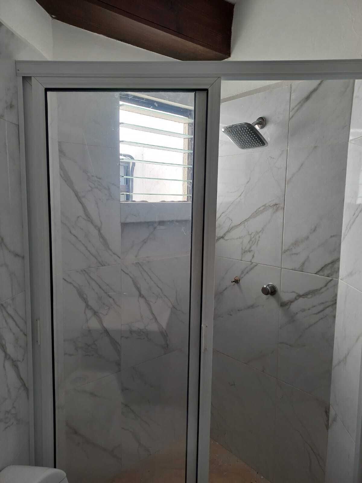 Departamento estándar | Baño | Regadera y toallas 