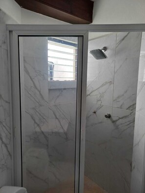 Appartamento Standard | Bagno | Doccia, asciugamani