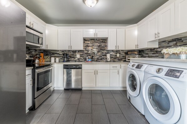 Refrigerador, microondas, horno y parrilla de estufa 