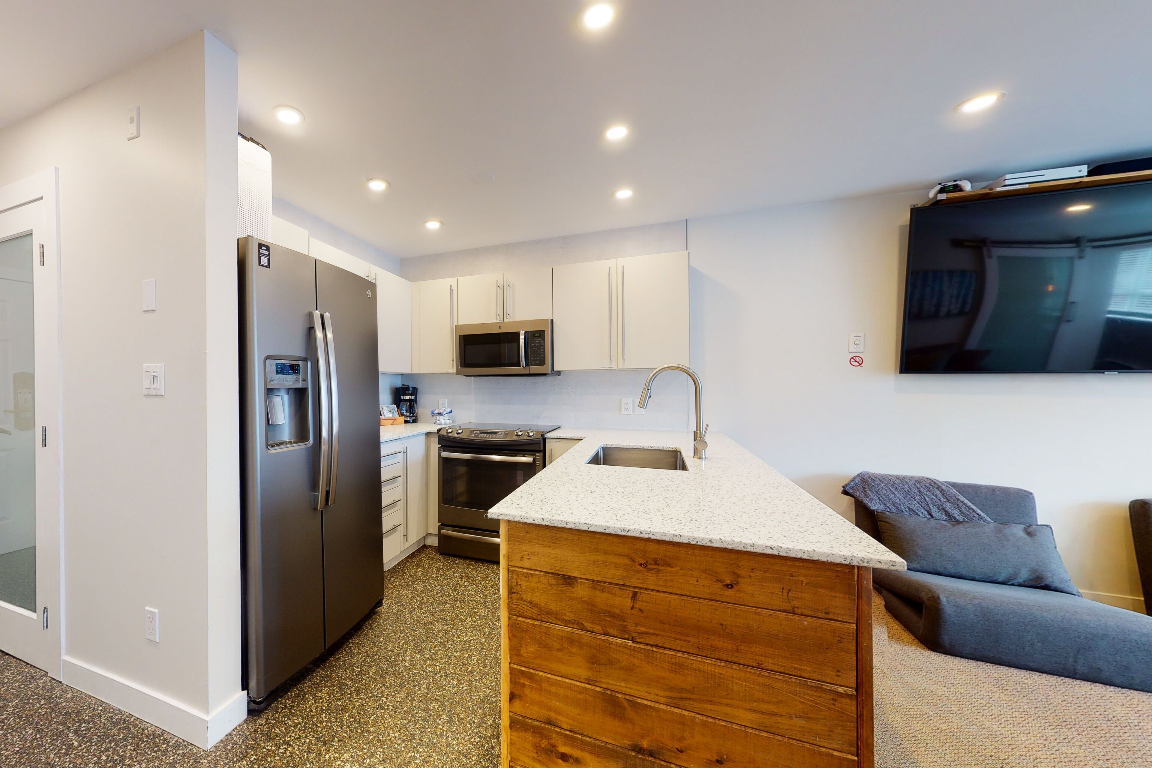 Single-level condo with fast WiFi, washer/dryer, gas fireplace, balcony, hot tub