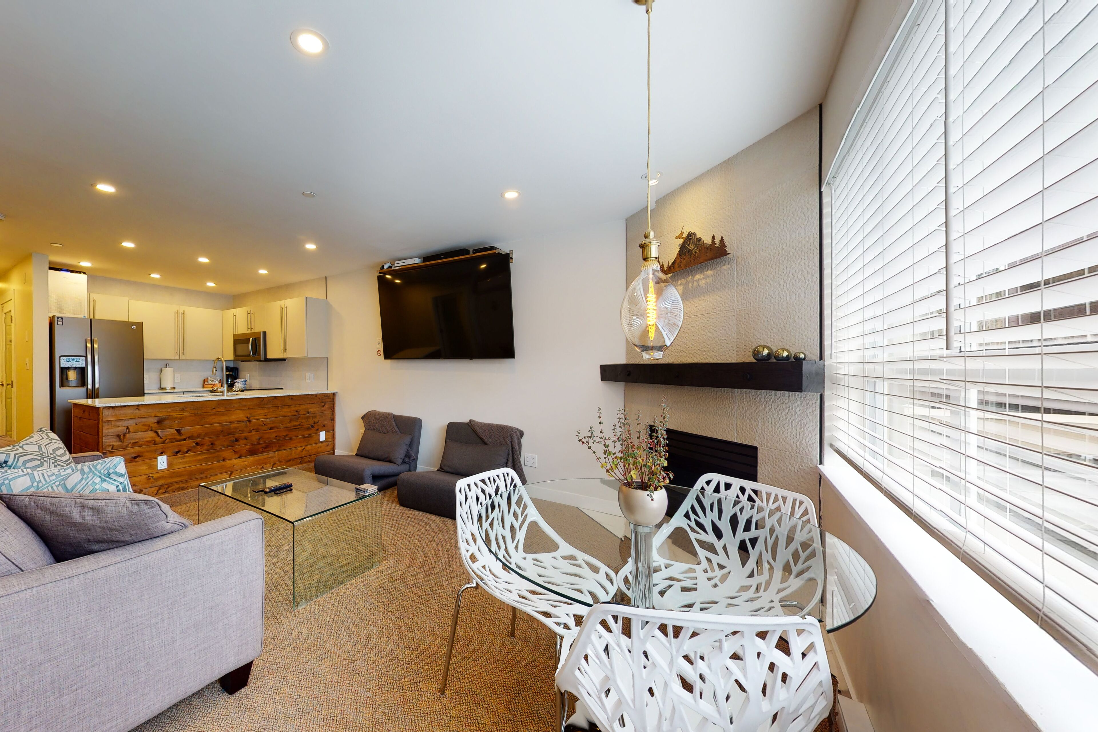 Single-level condo with fast WiFi, washer/dryer, gas fireplace, balcony, hot tub