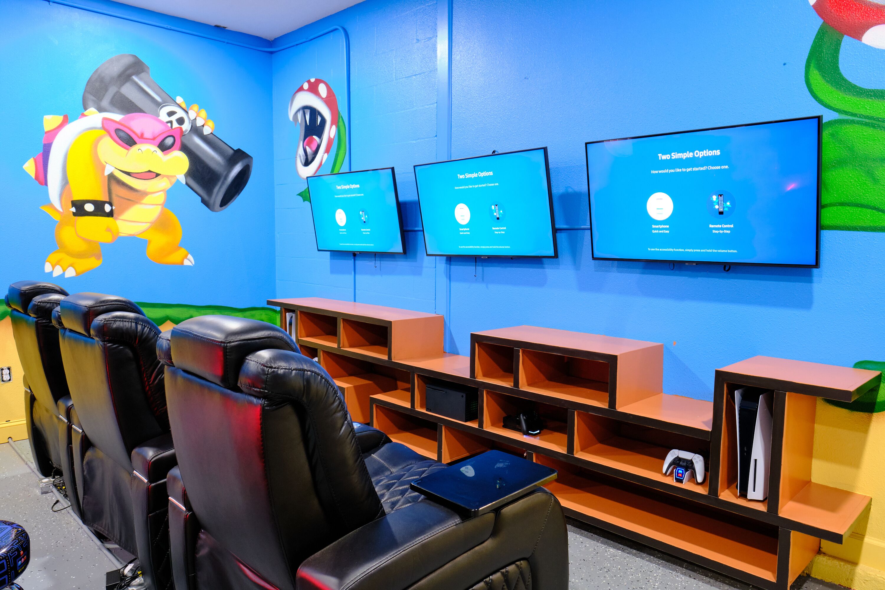 Una habitación con tres pantallas que muestran opciones de configuración, una silla gamer y estantes con equipo de juego.