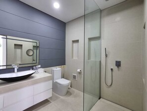 Shower, hair dryer, bidet, towels - Garden Suite with seaview (Ko Samui District)
