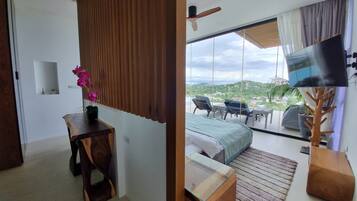 2 bedrooms, desk